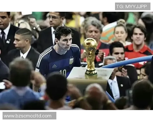 足球明星诸神黄昏摆件展现传奇球员风采与荣耀瞬间的艺术品