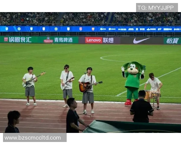 街头偶遇足球明星瞬间捕捉与球迷互动的温馨时刻视频分享