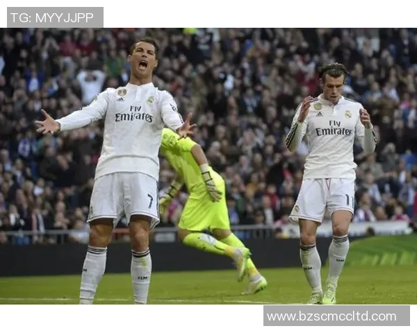 足球明星小罗纳尔多摆件的魅力与收藏价值探讨 足球明星小罗纳尔多摆件的魅力与收藏价值探讨